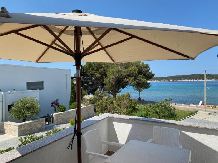 Apartments And Rooms Villa Luci Barbat na Rabu Kültér fotó