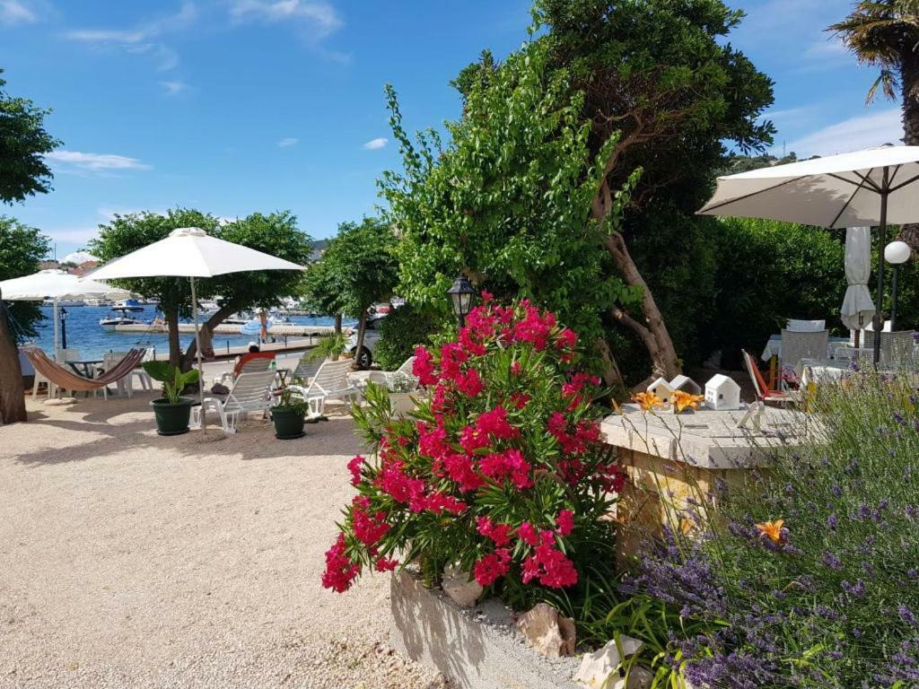 Apartments And Rooms Villa Luci Barbat na Rabu Kültér fotó
